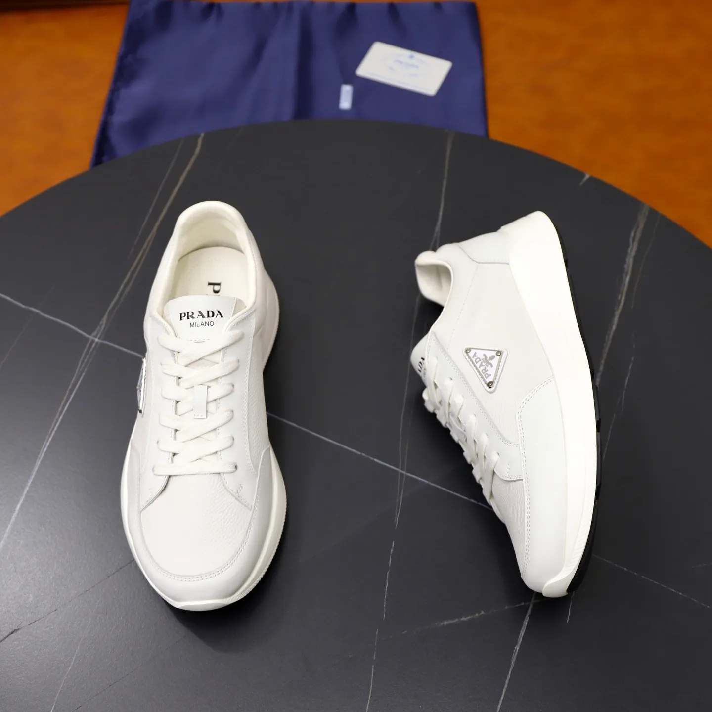 Factory price: 740💰Top original order Brand: PRADA (Prada) Standard code: Men's size 38/44 (45 can be customized) Grade: Same as the official website Material: Original cowhide stitching imported cowhide lining Original combination two-color wear-resistant soft outsole Style category: Leisure and sports version Young fashion European and American trend British style Color: Real picture color